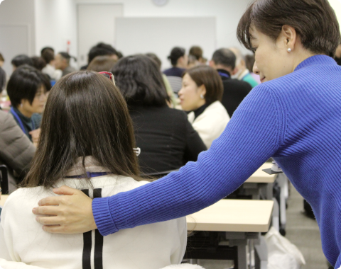 開華トレーナーがサポートしている様子